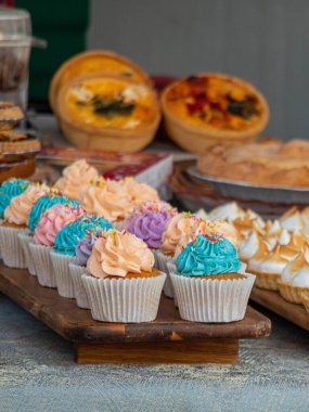 Pastel renkli kremalı kekler ve market tezgahında kekler.