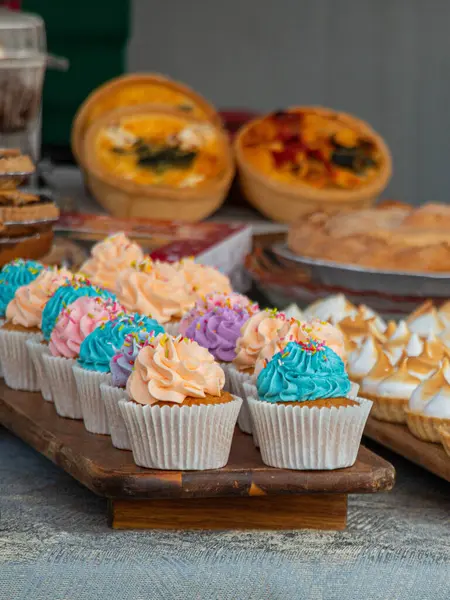 Pastel renkli kremalı kekler ve market tezgahında kekler.