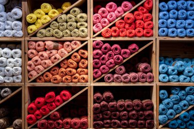 Dükkanda örgü ipliği topları olan ahşap raflar
