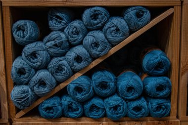 Mavi iplikli ahşap raf çapraz olarak iki tona bölünmüş.