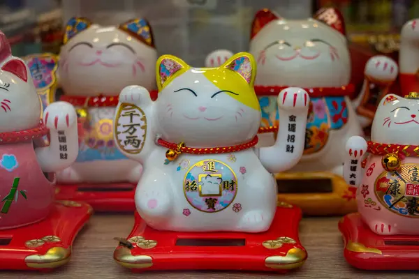 Maneki neko - Çin kedileri bir mağazanın rafında şans getirsin diye
