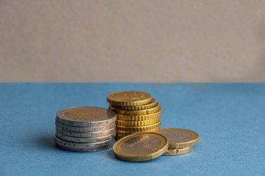 Tasarruf kavramı, masada duran madeni paralar