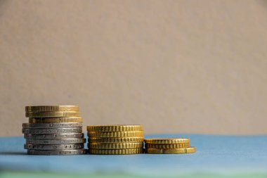 Masada Avro paraları yığını, ön plana odaklı kenar görünümü