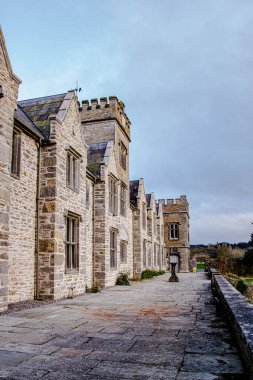 Mallow Malikânesi Avlusu, Taş boş avlu