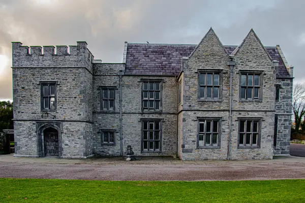 Mallow 'da eski bir malikanenin yanında.