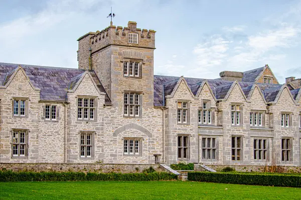 Gün ışığında Mallow Malikanesi 'nin yan görüntüsü