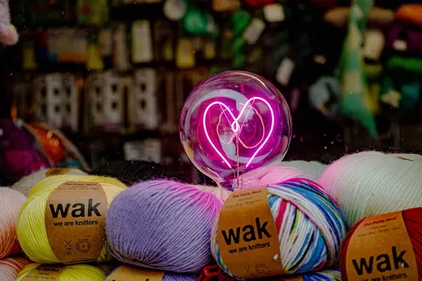 Mor bir kalp şeklindeki ampul örgü ipliğinde retro şeklinde.