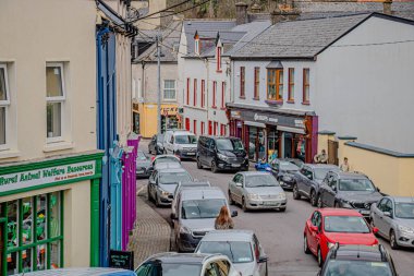 İrlanda 'da işlek bir yolu ve renkli dükkanları olan küçük bir kasaba.