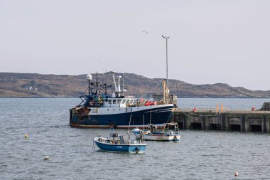 İzlanda limanındaki bir balıkçı teknesinin manzarası