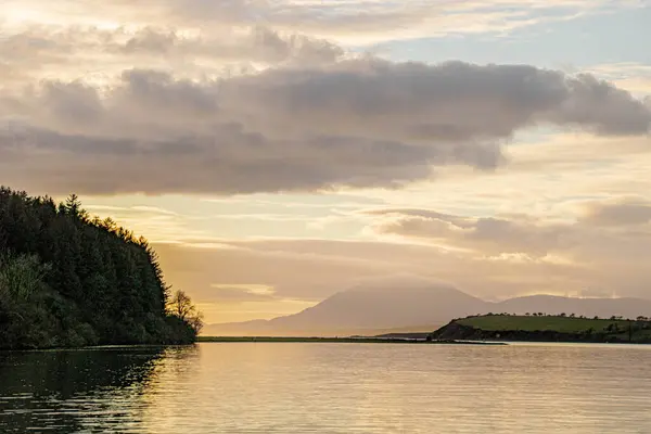 Batan güneş körfezin kenarlarını aydınlatıyor.