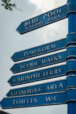 Glengarriff, West Cork, İrlanda 'da mavi bir sokak tabelası
