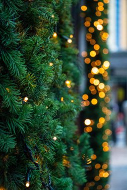 Ön planda Noel süslerinin dikey çekimi ve bulanık Noel arkaplanı