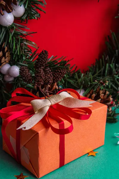 Kırmızı fiyonklu Noel hediyesi