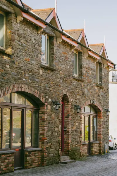 İrlanda 'nın Bantry kasabasında üçgen çatı bölümleri olan taştan bir bina.