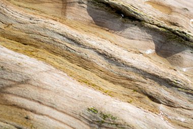 İrlanda sahilinde kayaların dalgalı dokusu, West Cork