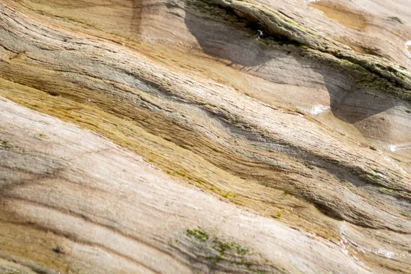 İrlanda sahilinde kayaların dalgalı dokusu, West Cork