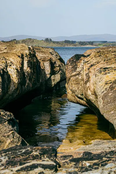 Güzel bir kayalık kıyı manzarası.