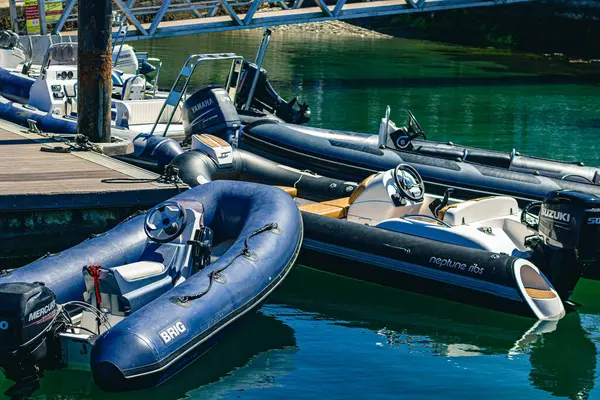 İki mavi motorlu şişme bot Baltimore, İrlanda 'da bir rıhtımda oturuyor.