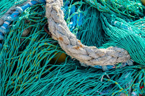 Turkuaz güçlü balık ağı yakın plan, endüstriyel balıkçılık için mücadele