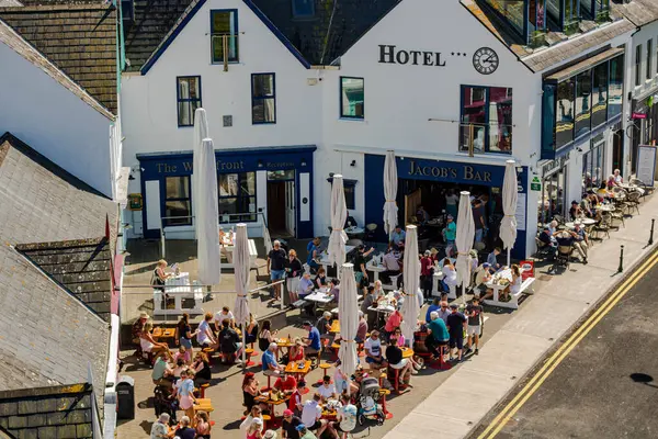The Waterfront Hotel Baltimore 'un yukarıdan görünüşü, açık hava restoranındaki insanlar kapalı şemsiyeli masalarda oturuyorlar, Baltimore, İrlanda
