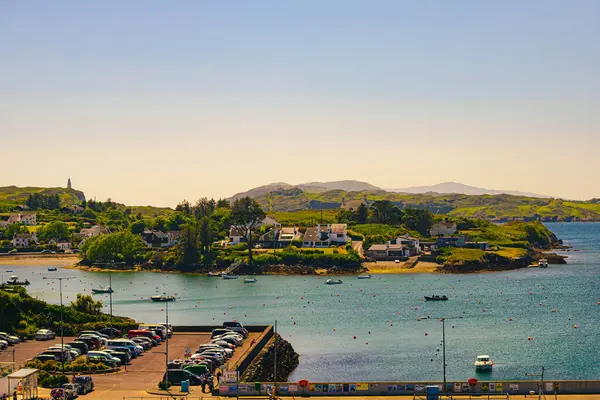 Denize yakın bir otopark manzarası, küçük bir koy, Baltimore, İrlanda 'da evler.