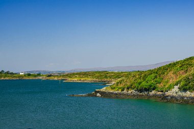 Baltimore 'daki renkli İrlanda kıyıları, sağdaki kayalık uçurum.