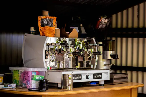 Kahve makinesi kahve yapmaya hazır.