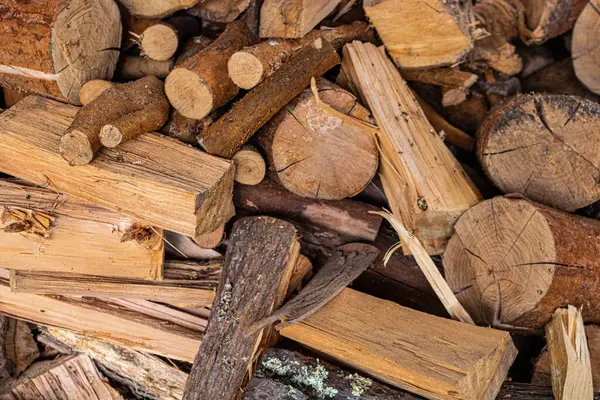 Farklı boyutlarda ahşap kulübeleri ve odunları olan arka plan, diğer ahşap kulübeler, yakacak odunları var.