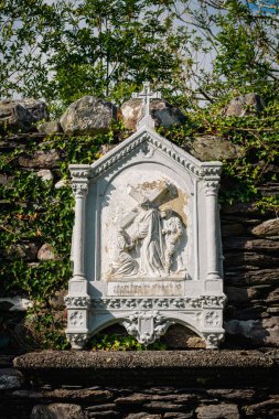 Dini plaketler, St. Finbarr Havarisi 'nin önünde haçlı olan İsa, Batı Cork, İrlanda