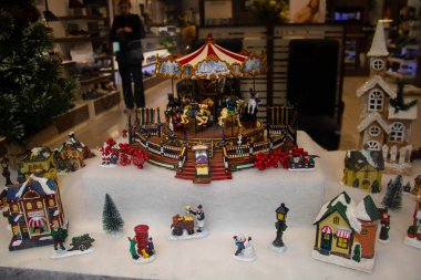 Küçük bir Noel kasabası, bir dükkan vitrininde, atlıkarıncalı, Santa a