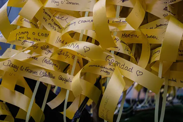 İrlanda 'daki hayır kurumu için Noel ağacı hakkında yakın plan notlar, Cork