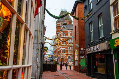Cork, İrlanda 'da Noel için dekore edilmiş bir cadde manzarası