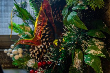 Seçici odaklı ve bulanık arkaplanı olan bir Noel çelenginin yan görünümü