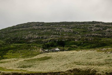 İrlanda kayalık arazisinde ıssız bir ev, Arpa Koyu Sahili, İrlanda