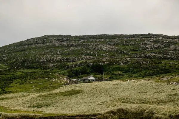 İrlanda kayalık arazisinde ıssız bir ev, Arpa Koyu Sahili, İrlanda