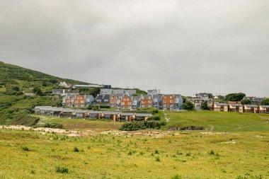 Barleycove Beach Oteli 'nin ön planda çimenli yatay görüntüsü.