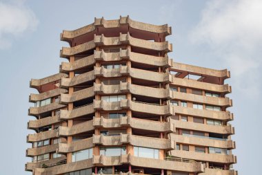 İspanya 'da çok katlı bir binanın yatay görüntüsü. Alttan, Valencia, İspanya' nın açık mavi gökyüzüne doğru görünüyor.