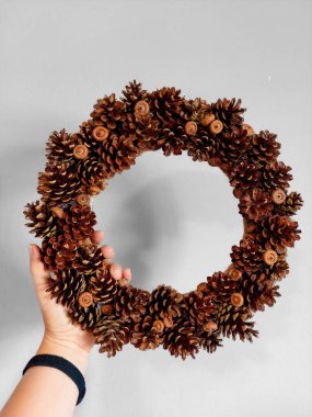 Çam kozalaklarından yapılmış bir çelenk, doğal maddelerden yapılmış bir zanaat.