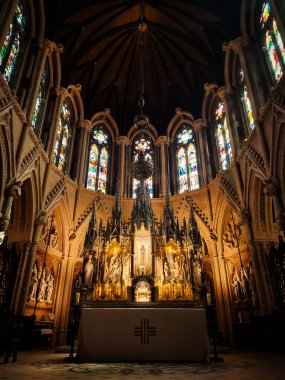 Kilisenin içinde koyu tonda görünen bir sunak var. St. Peter ve Paul 's Church Cork, İrlanda.