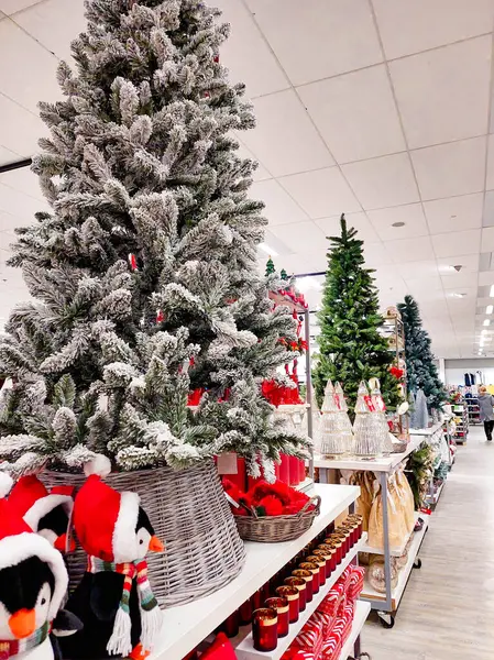 Noel ağaçları, mumlar ve oyuncaklar raflarda