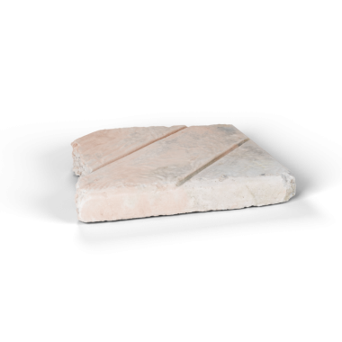 Kaya kaya yuvarlak taş izole 