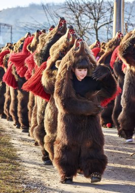  Romanya, Aralık 2023: Ayı kürkü ve Romen gelenekleri giymiş bir adam, her yıl sonunda düzenlenen 