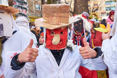 Romanya, Aralık 2023: Ayı kürkü ve Romen gelenekleri giymiş bir adam, her yıl sonunda düzenlenen 