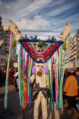Bacau, Romanya, Aralık 2023, Bacau Dans ve Gümrük Festivali 'nde insanlar etkileyici maskeler ve kostümler giydiler.