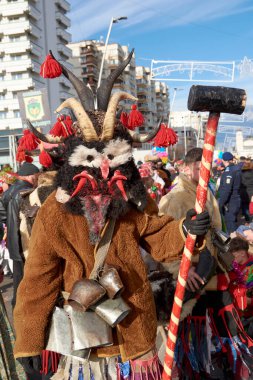 Bacau, Romanya, Aralık 2023, Bacau Dans ve Gümrük Festivali 'nde insanlar etkileyici maskeler ve kostümler giydiler.