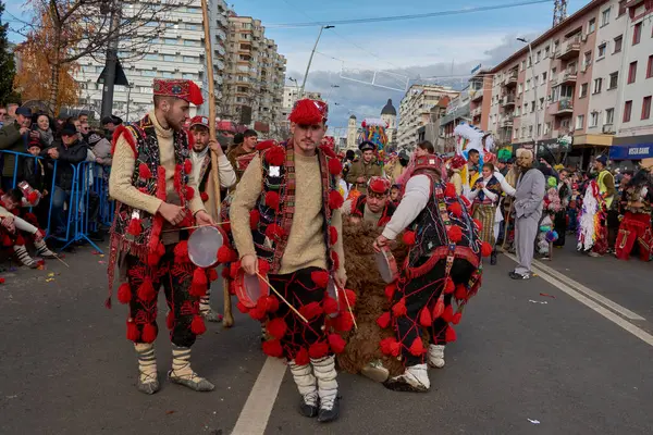 Bacau, Romanya, Aralık 2023, Bacau Dans ve Gümrük Festivali 'nde insanlar etkileyici maskeler ve kostümler giydiler.