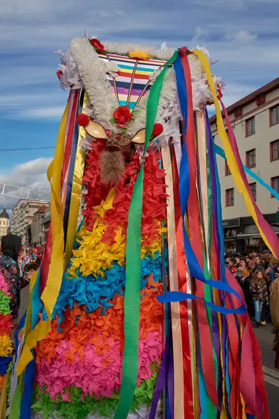 Bacau, Romanya, Aralık 2023, Bacau Dans ve Gümrük Festivali 'nde insanlar etkileyici maskeler ve kostümler giydiler.