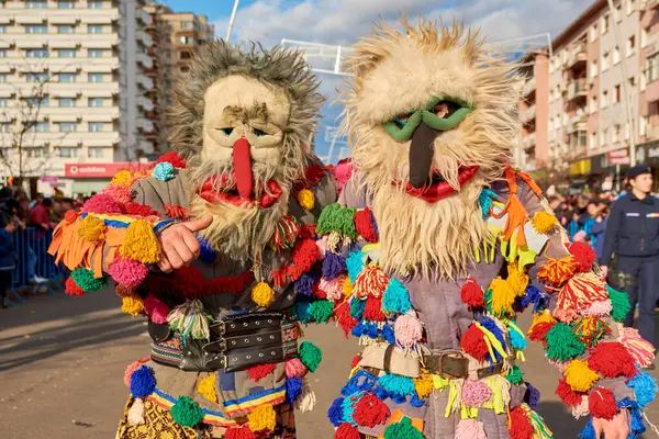 Bacau, Romanya, Aralık 2023, Bacau Dans ve Gümrük Festivali 'nde insanlar etkileyici maskeler ve kostümler giydiler.