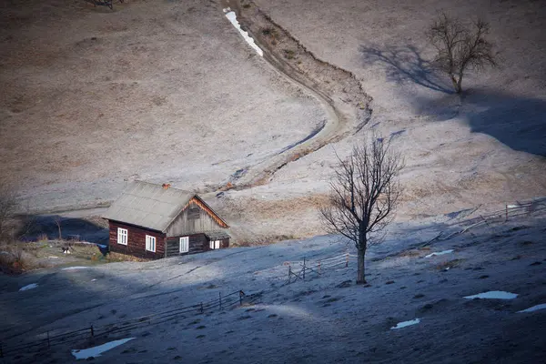 Dağlardaki kır evi.