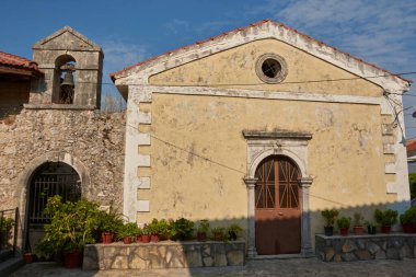 Yunan kilisesinin çan kulesi olan bir bina.